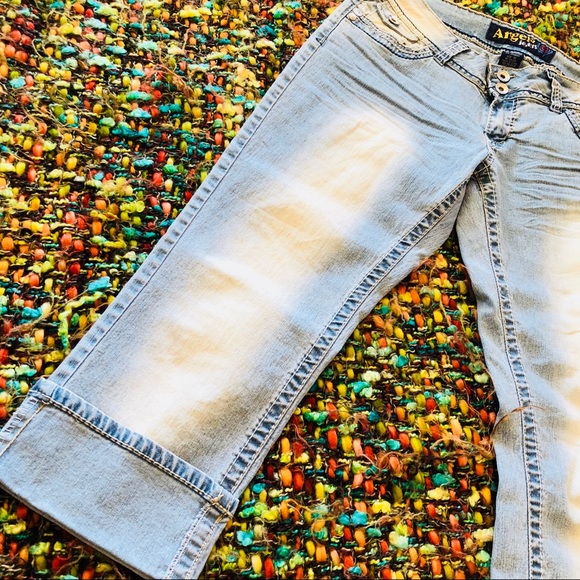 Light wash cuff capris - Picture 7 of 8